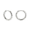SAYULITA : Élégance moderne réinventée - Boucles d'oreilles en forme de croissant en or blanc 18 carats et argent avec détails texturés en 3D.