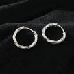 SAYULITA : Élégance moderne réinventée - Boucles d'oreilles en forme de croissant en or blanc 18 carats et argent avec détails texturés en 3D.