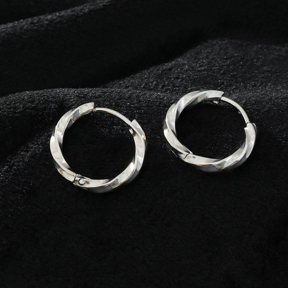 SAYULITA : Élégance moderne réinventée - Boucles d'oreilles en forme de croissant en or blanc 18 carats et argent avec détails texturés en 3D.