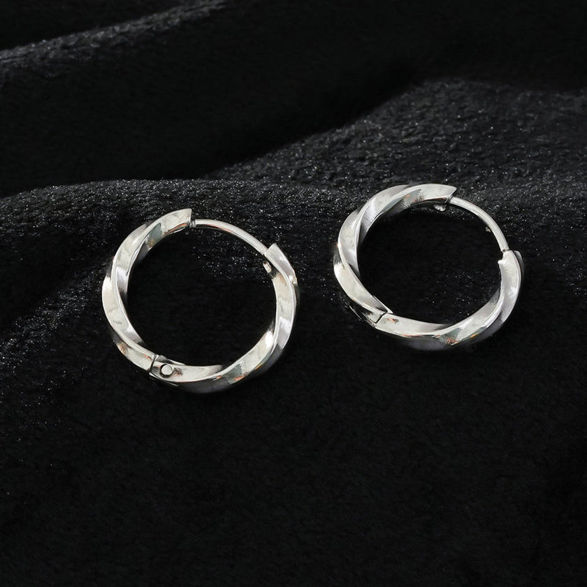 SAYULITA : Élégance moderne réinventée - Boucles d'oreilles en forme de croissant en or blanc 18 carats et argent avec détails texturés en 3D.