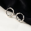 SAYULITA : Élégance moderne réinventée - Boucles d'oreilles en forme de croissant en or blanc 18 carats et argent avec détails texturés en 3D.