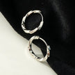 SAYULITA : Élégance moderne réinventée - Boucles d'oreilles en forme de croissant en or blanc 18 carats et argent avec détails texturés en 3D.