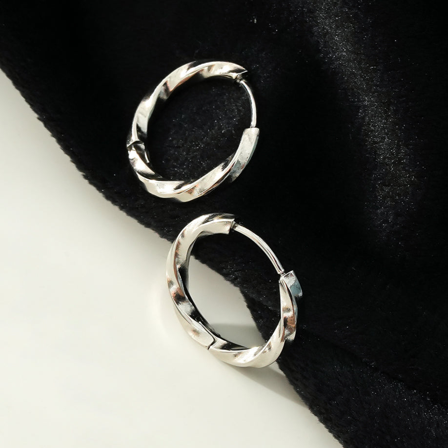 SAYULITA : Élégance moderne réinventée - Boucles d'oreilles en forme de croissant en or blanc 18 carats et argent avec détails texturés en 3D.