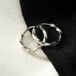 SAYULITA : Élégance moderne réinventée - Boucles d'oreilles en forme de croissant en or blanc 18 carats et argent avec détails texturés en 3D.