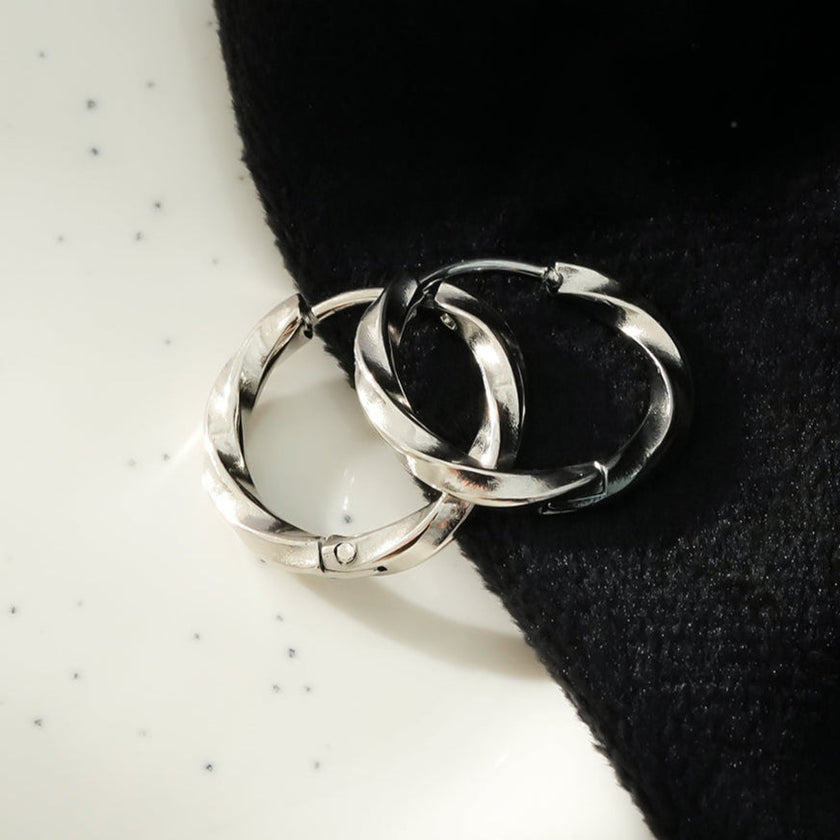 SAYULITA : Élégance moderne réinventée - Boucles d'oreilles en forme de croissant en or blanc 18 carats et argent avec détails texturés en 3D.