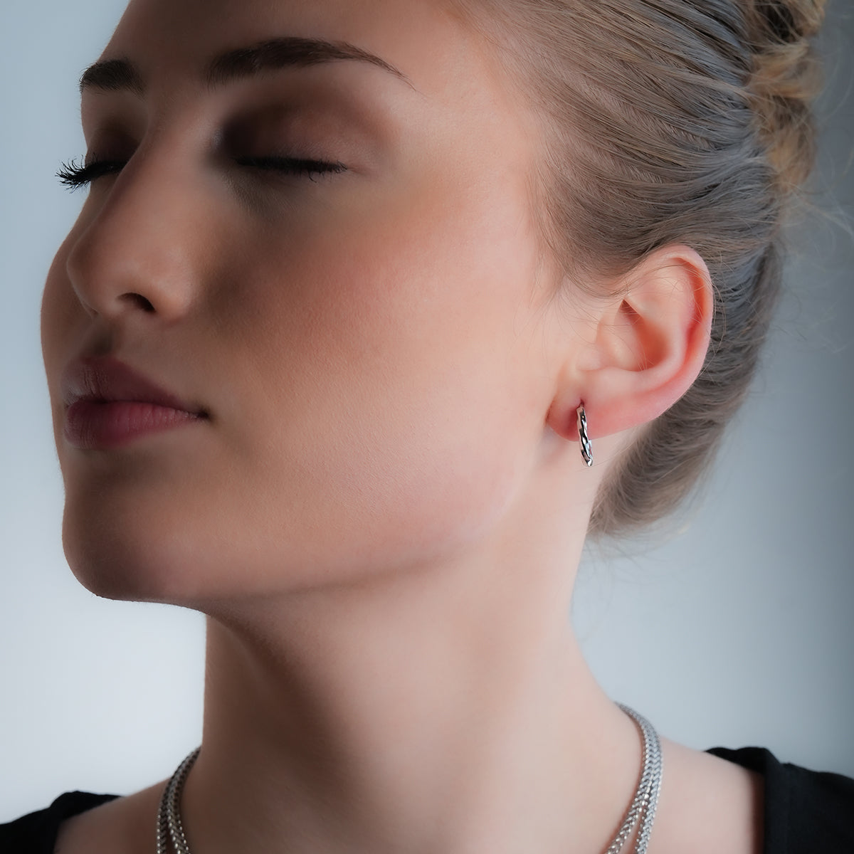 SAYULITA : Élégance moderne réinventée - Boucles d'oreilles en forme de croissant en or blanc 18 carats et argent avec détails texturés en 3D.