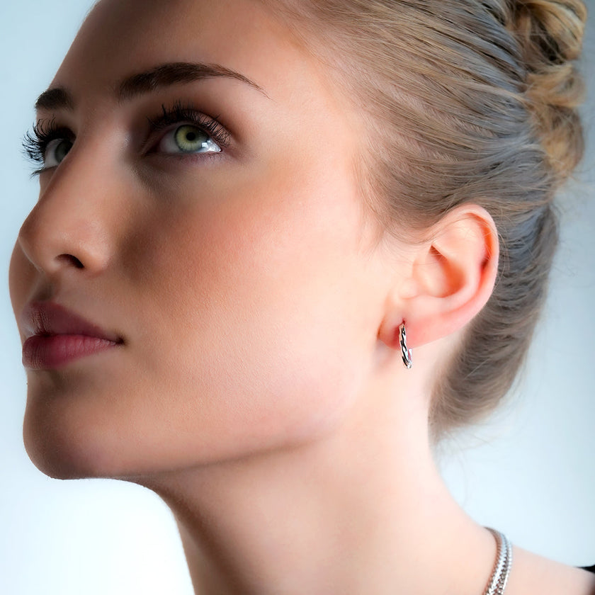 SAYULITA : Élégance moderne réinventée - Boucles d'oreilles en forme de croissant en or blanc 18 carats et argent avec détails texturés en 3D.