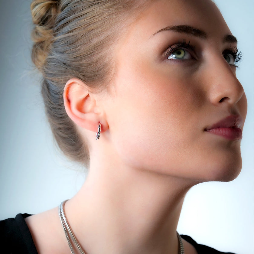 SAYULITA : Élégance moderne réinventée - Boucles d'oreilles en forme de croissant en or blanc 18 carats et argent avec détails texturés en 3D.