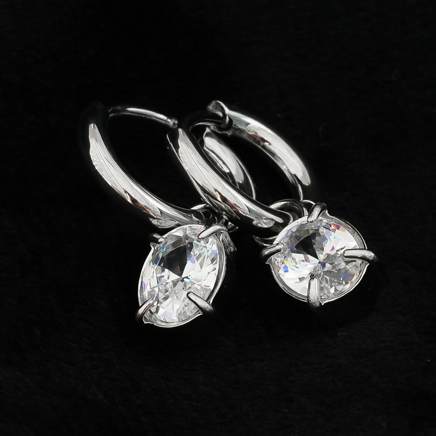 Boucles d'oreilles mini-cercles avec breloque en oxyde de zirconium (CZ) - Style SEDONA en or blanc plaqué argent.