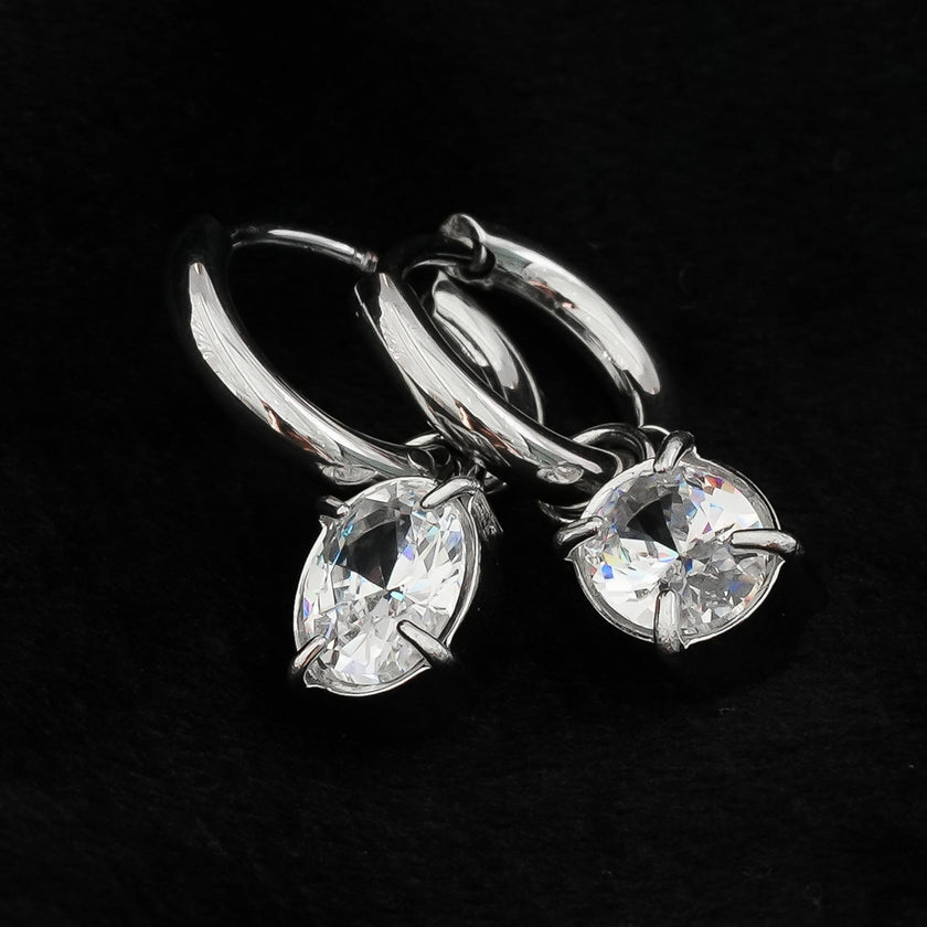 Boucles d'oreilles mini-cercles avec breloque en oxyde de zirconium (CZ) - Style SEDONA en or blanc plaqué argent.
