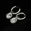 Boucles d'oreilles mini-cercles avec breloque en oxyde de zirconium (CZ) - Style SEDONA en or blanc plaqué argent.