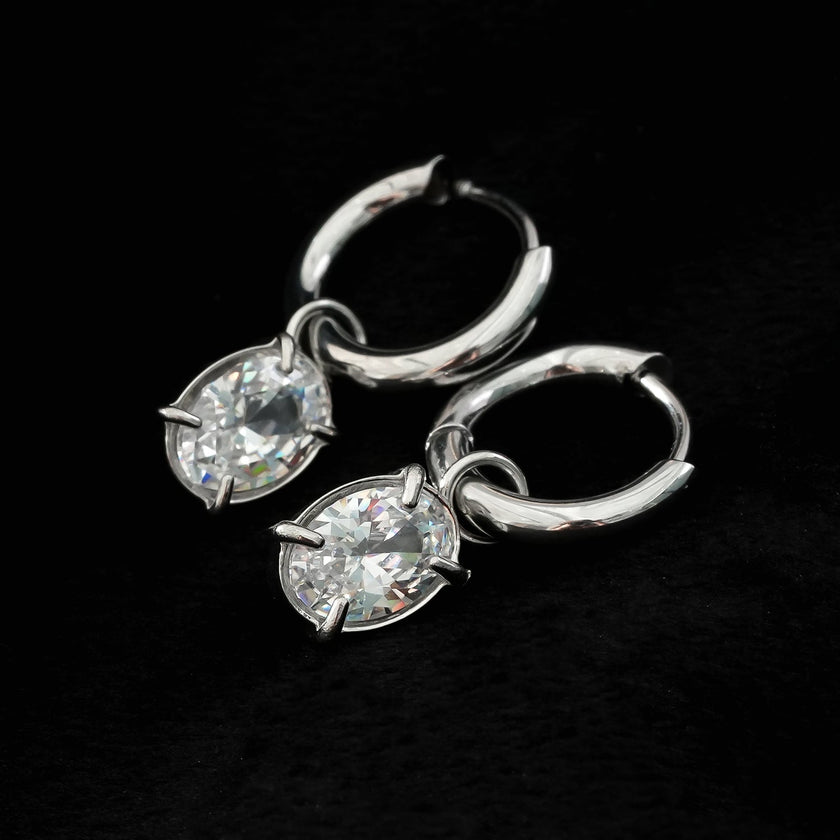 Boucles d'oreilles mini-cercles avec breloque en oxyde de zirconium (CZ) - Style SEDONA en or blanc plaqué argent.