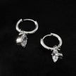 Boucles d'oreilles mini-cercles avec breloque en oxyde de zirconium (CZ) - Style SEDONA en or blanc plaqué argent.