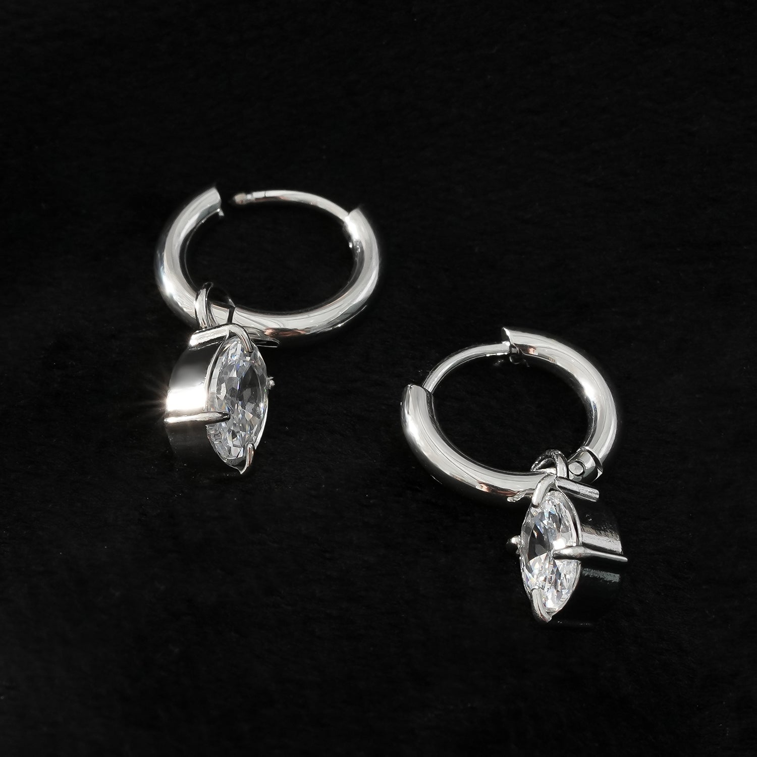 Boucles d'oreilles mini-cercles avec breloque en oxyde de zirconium (CZ) - Style SEDONA en or blanc plaqué argent.