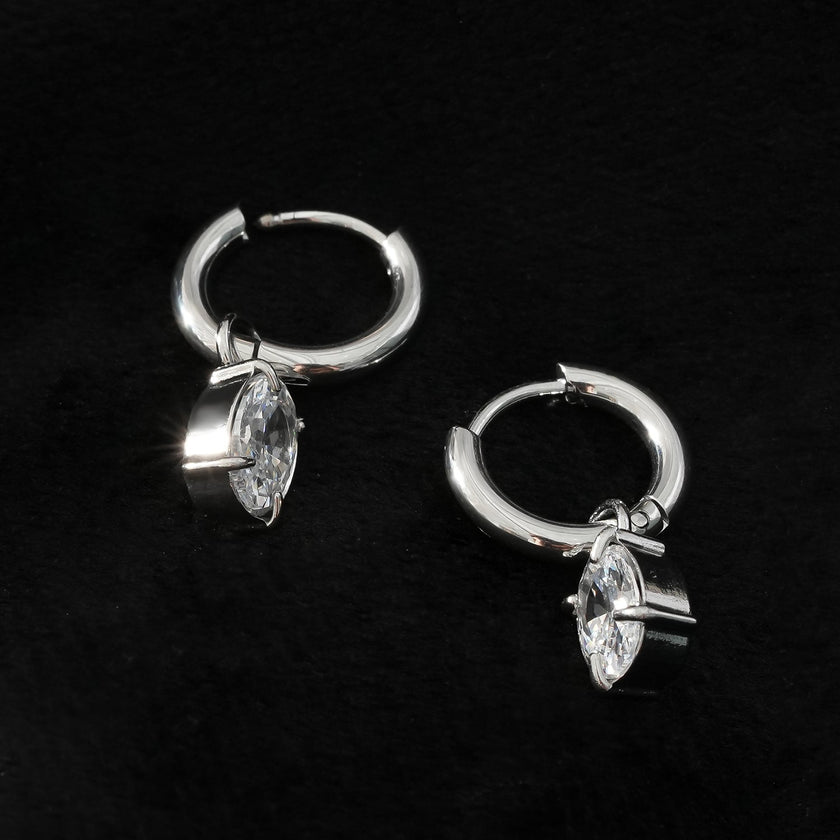Boucles d'oreilles mini-cercles avec breloque en oxyde de zirconium (CZ) - Style SEDONA en or blanc plaqué argent.