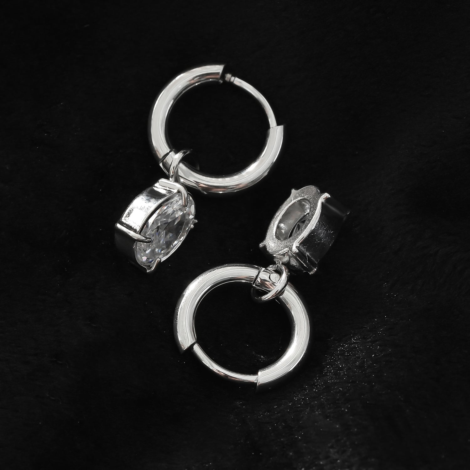 Boucles d'oreilles mini-cercles avec breloque en oxyde de zirconium (CZ) - Style SEDONA en or blanc plaqué argent.