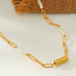 Collier SEDONA : Association de coquillages naturels et de chaîne à maillons dorés, avec un pendentif Art Déco.