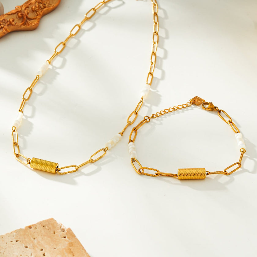 Collier SEDONA : Association de coquillages naturels et de chaîne à maillons dorés, avec un pendentif Art Déco.
