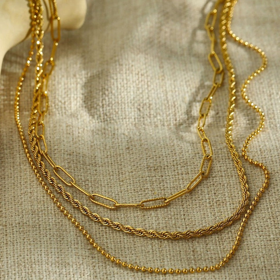 SELENE : Collier en or à trois rangs de chaînes mixtes