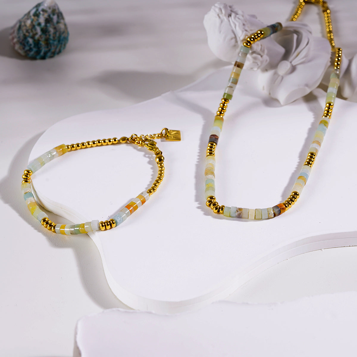 SUMAN : Bracelet en pierres d'aventurine rose et perles dorées.