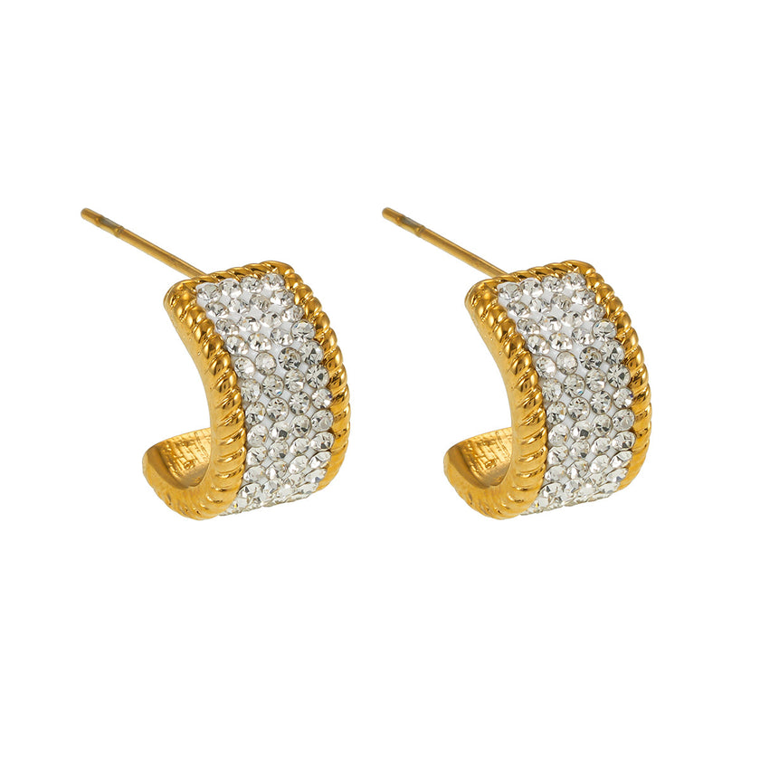 SHEERAN Gold : Boucles d'oreilles créoles serties de zircons cubiques (CZ) sur quatre rangées, avec bordure décorative.