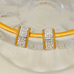 SHEERAN Gold : Boucles d'oreilles créoles serties de zircons cubiques (CZ) sur quatre rangées, avec bordure décorative.
