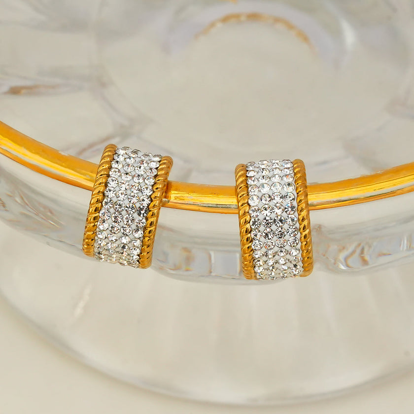 SHEERAN Gold : Boucles d'oreilles créoles serties de zircons cubiques (CZ) sur quatre rangées, avec bordure décorative.