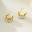 SHEERAN Gold : Boucles d'oreilles créoles serties de zircons cubiques (CZ) sur quatre rangées, avec bordure décorative.