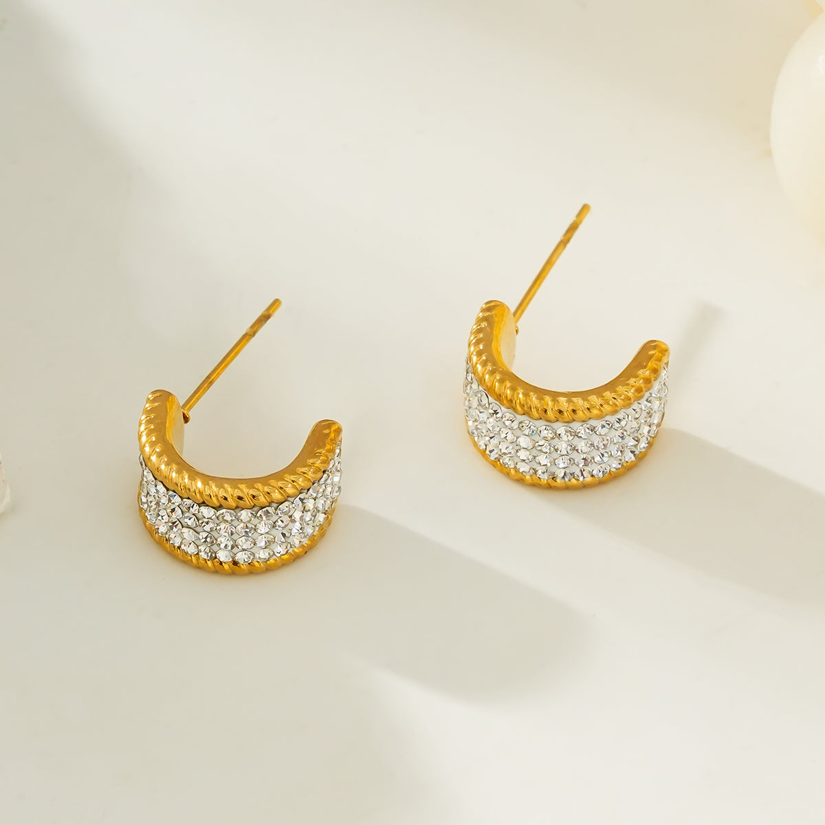 SHEERAN Gold : Boucles d'oreilles créoles serties de zircons cubiques (CZ) sur quatre rangées, avec bordure décorative.