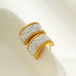 SHEERAN Gold : Boucles d'oreilles créoles serties de zircons cubiques (CZ) sur quatre rangées, avec bordure décorative.
