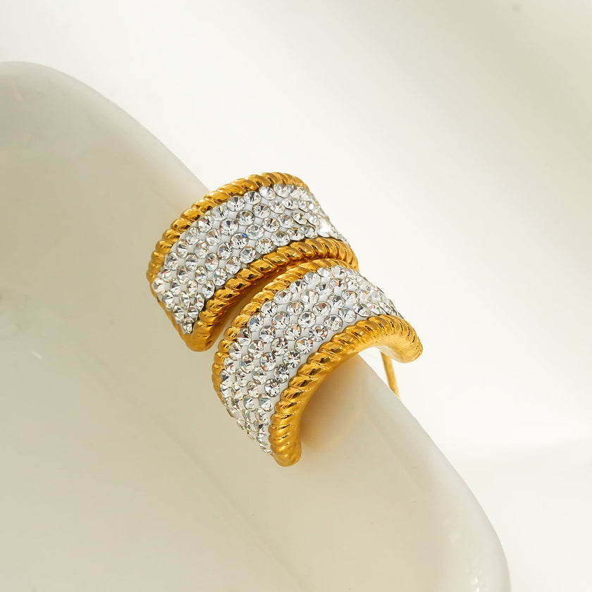 SHEERAN Gold : Boucles d'oreilles créoles serties de zircons cubiques (CZ) sur quatre rangées, avec bordure décorative.