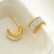 SHEERAN Gold : Boucles d'oreilles créoles serties de zircons cubiques (CZ) sur quatre rangées, avec bordure décorative.