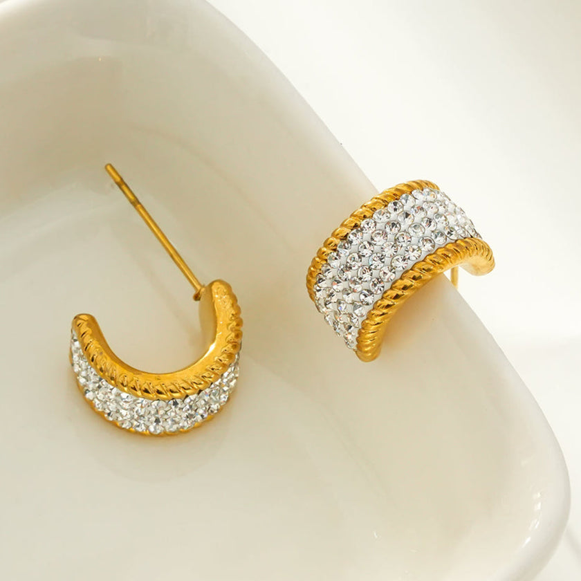 SHEERAN Gold : Boucles d'oreilles créoles serties de zircons cubiques (CZ) sur quatre rangées, avec bordure décorative.