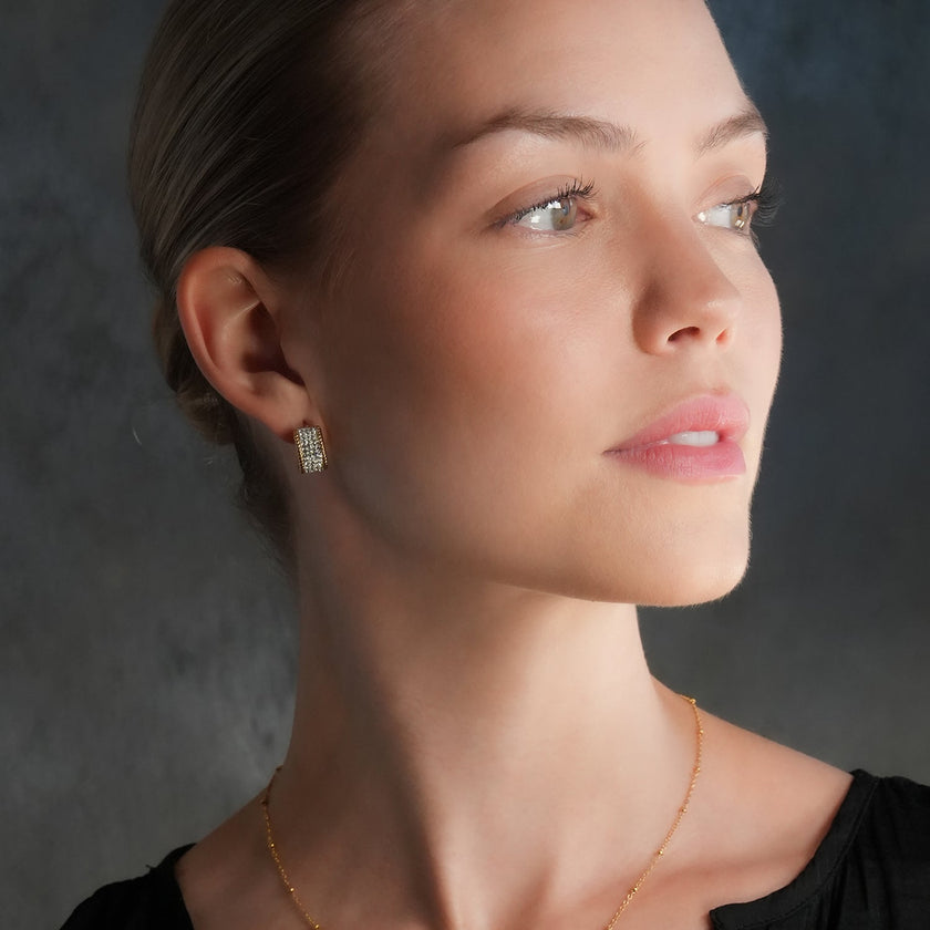 SHEERAN Gold : Boucles d'oreilles créoles serties de zircons cubiques (CZ) sur quatre rangées, avec bordure décorative.