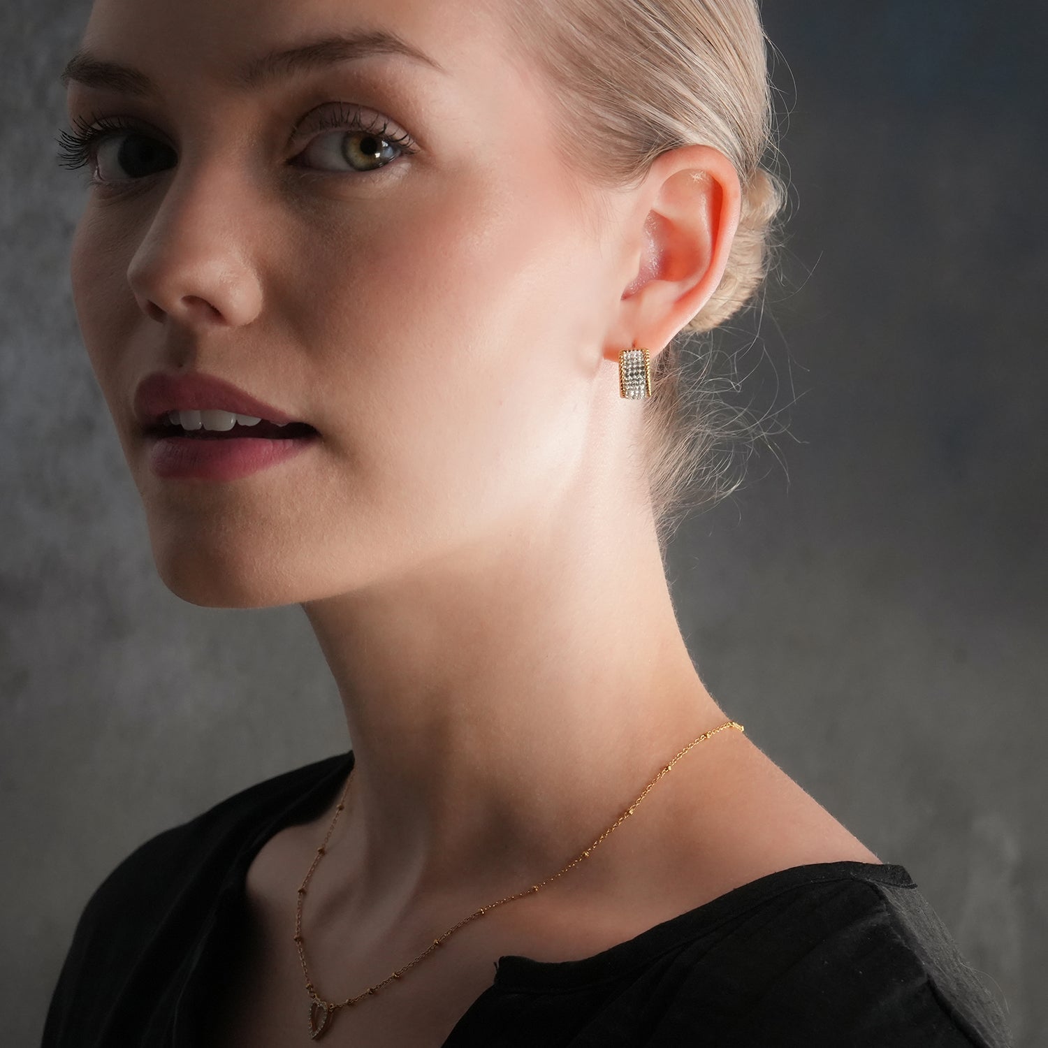 SHEERAN Gold : Boucles d'oreilles créoles serties de zircons cubiques (CZ) sur quatre rangées, avec bordure décorative.