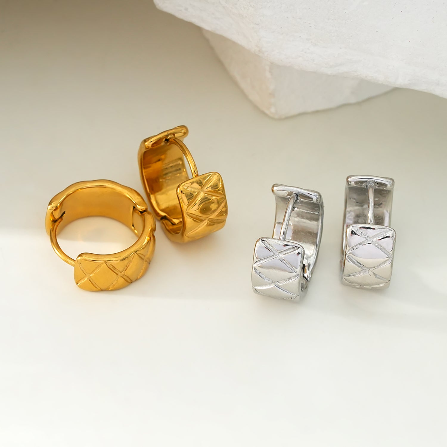 SHELBURNE : Boucles d'oreilles mini-cercles larges décoratives gravées en or.
