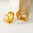 SHELBURNE : Boucles d'oreilles mini-cercles larges décoratives gravées en or.