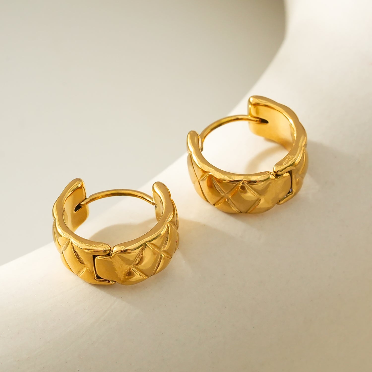 SHELBURNE : Boucles d'oreilles mini-cercles larges décoratives gravées en or.