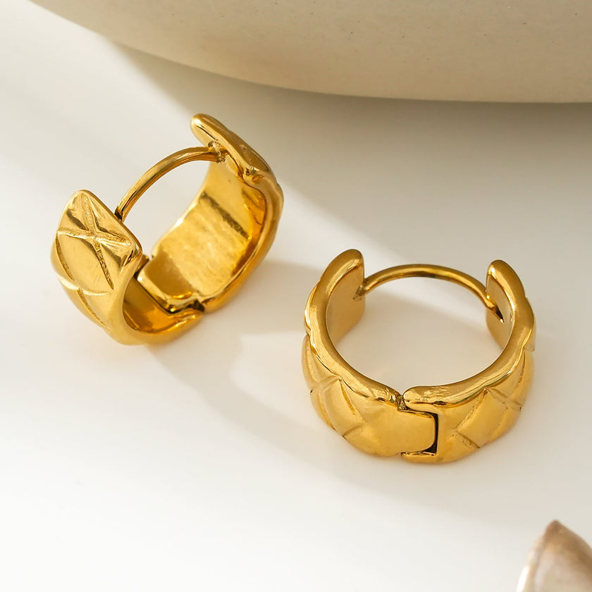 SHELBURNE : Boucles d'oreilles mini-cercles larges décoratives gravées en or.