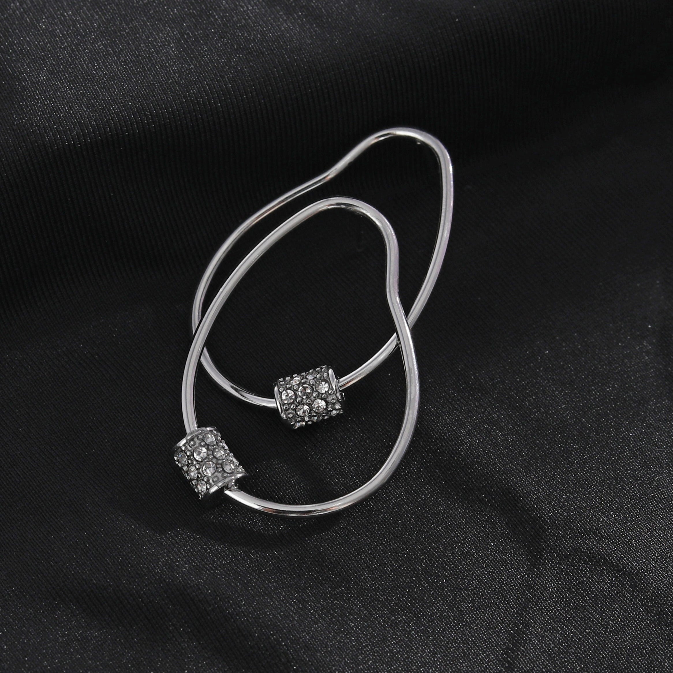 Boucles d'oreilles créoles en argent SIMAN ornées de zirconiums pavés de forme irrégulière.