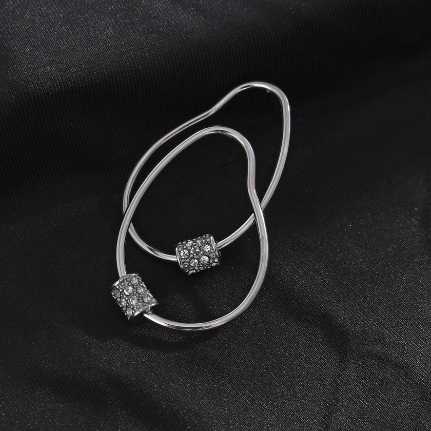 Boucles d'oreilles créoles en argent SIMAN ornées de zirconiums pavés de forme irrégulière.