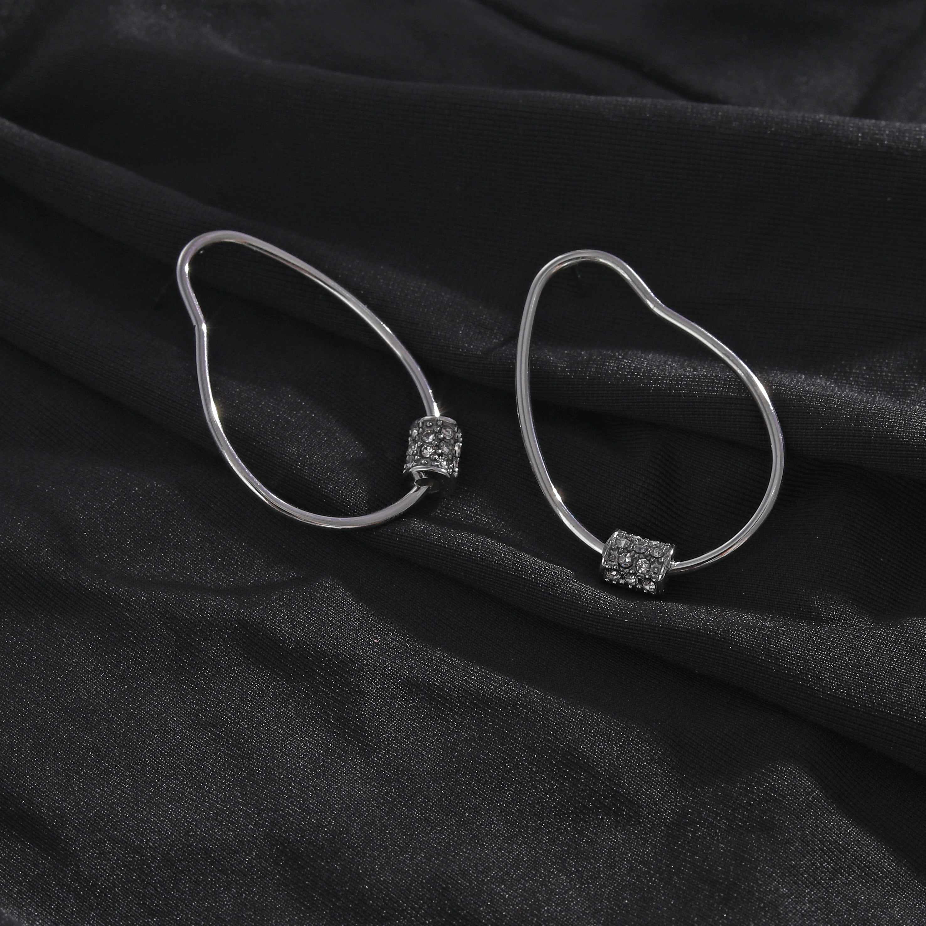 Boucles d'oreilles créoles en argent SIMAN ornées de zirconiums pavés de forme irrégulière.