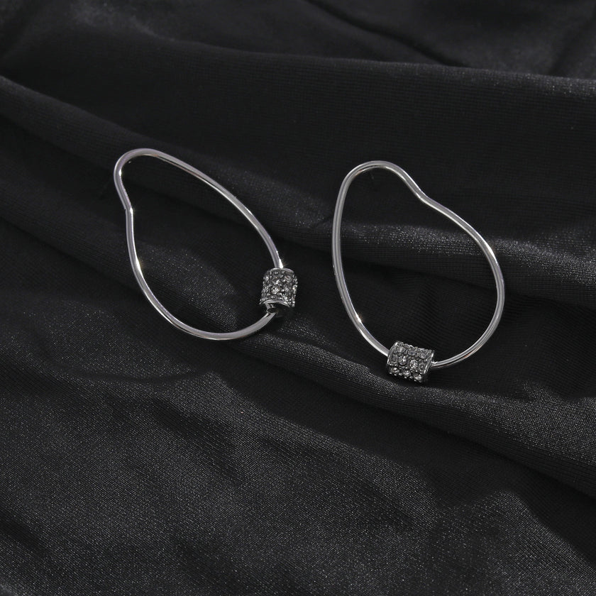 Boucles d'oreilles créoles en argent SIMAN ornées de zirconiums pavés de forme irrégulière.