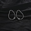 Boucles d'oreilles créoles en argent SIMAN ornées de zirconiums pavés de forme irrégulière.