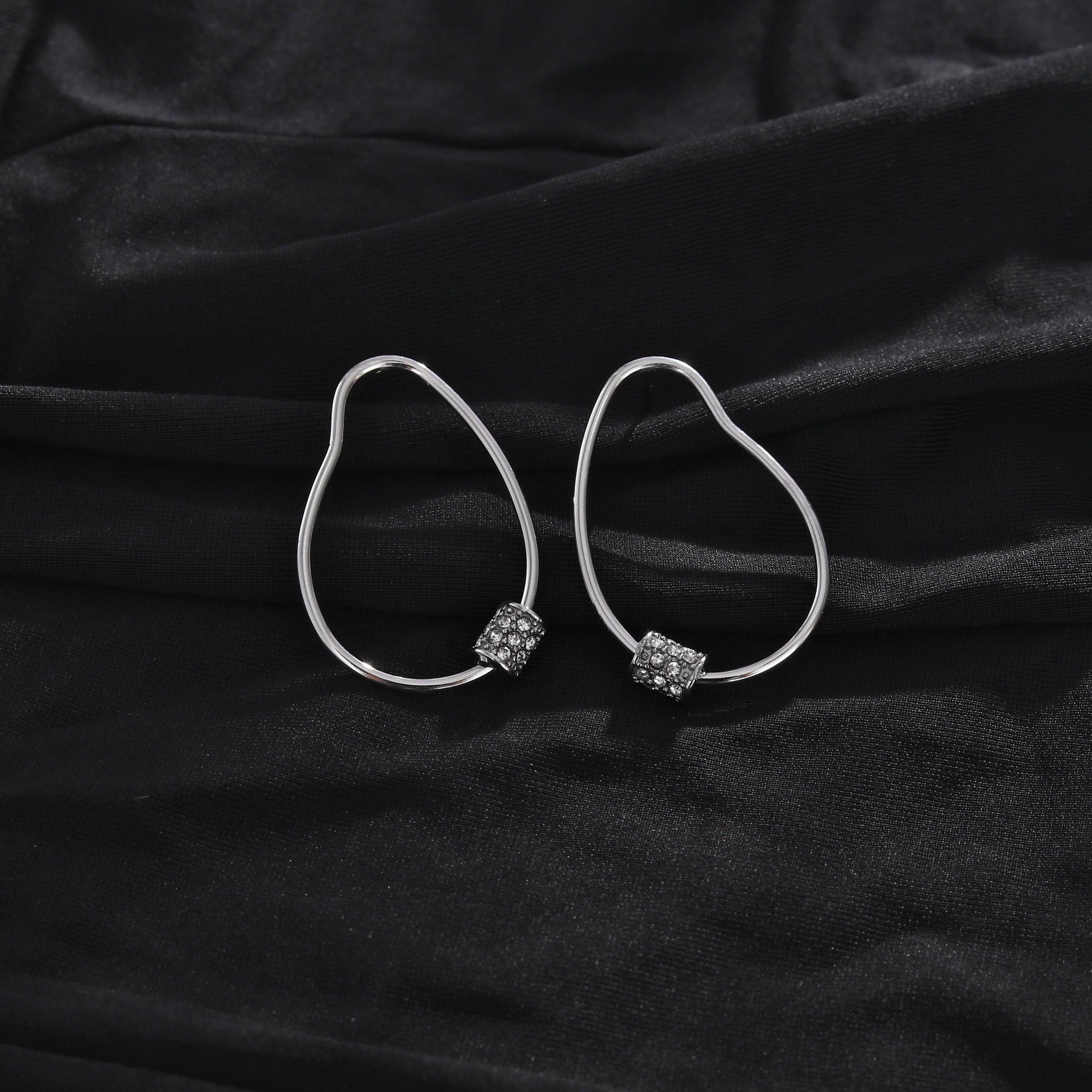 Boucles d'oreilles créoles en argent SIMAN ornées de zirconiums pavés de forme irrégulière.