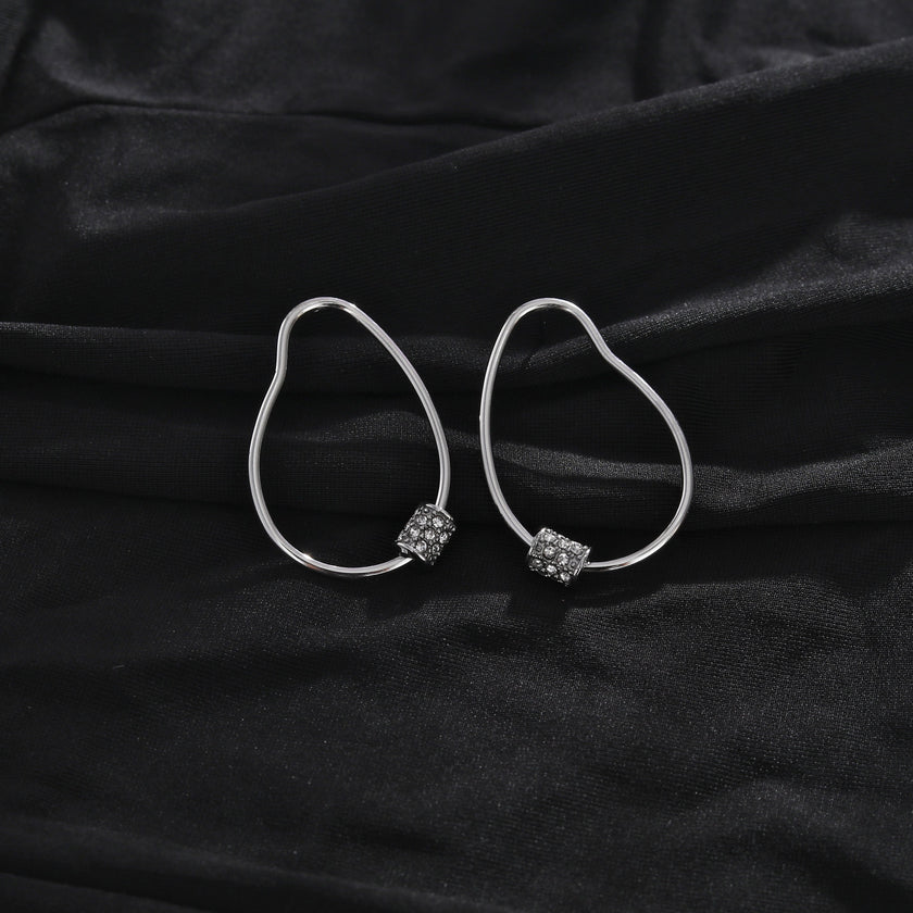 Boucles d'oreilles créoles en argent SIMAN ornées de zirconiums pavés de forme irrégulière.