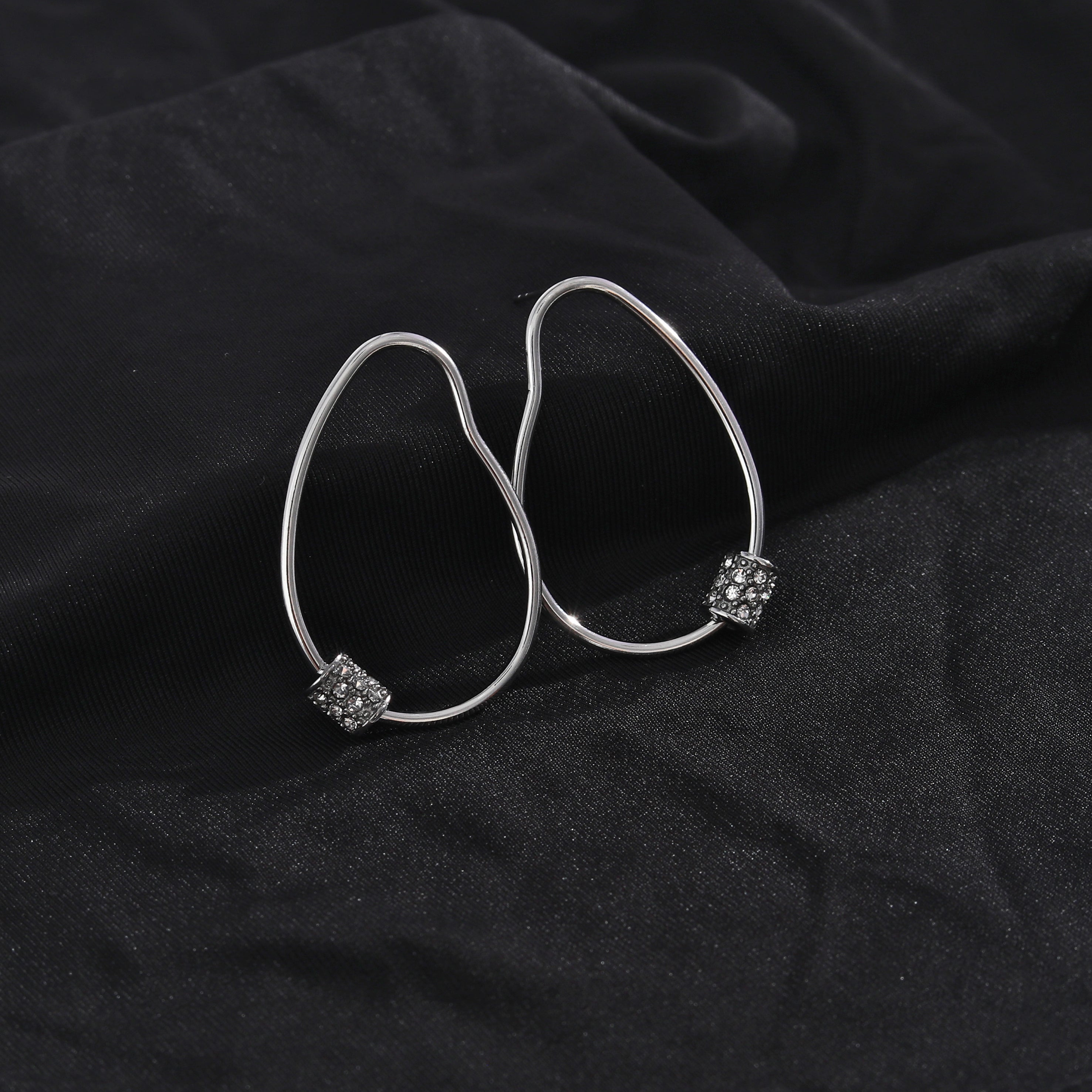 Boucles d'oreilles créoles en argent SIMAN ornées de zirconiums pavés de forme irrégulière.