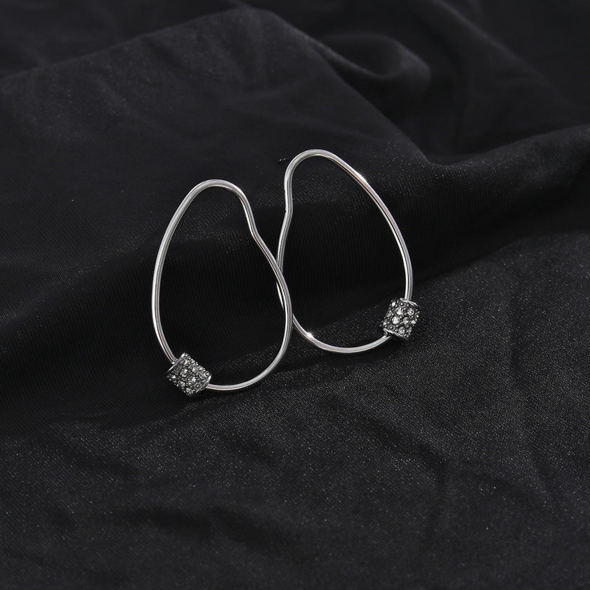 Boucles d'oreilles créoles en argent SIMAN ornées de zirconiums pavés de forme irrégulière.