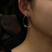 Boucles d'oreilles créoles en argent SIMAN ornées de zirconiums pavés de forme irrégulière.