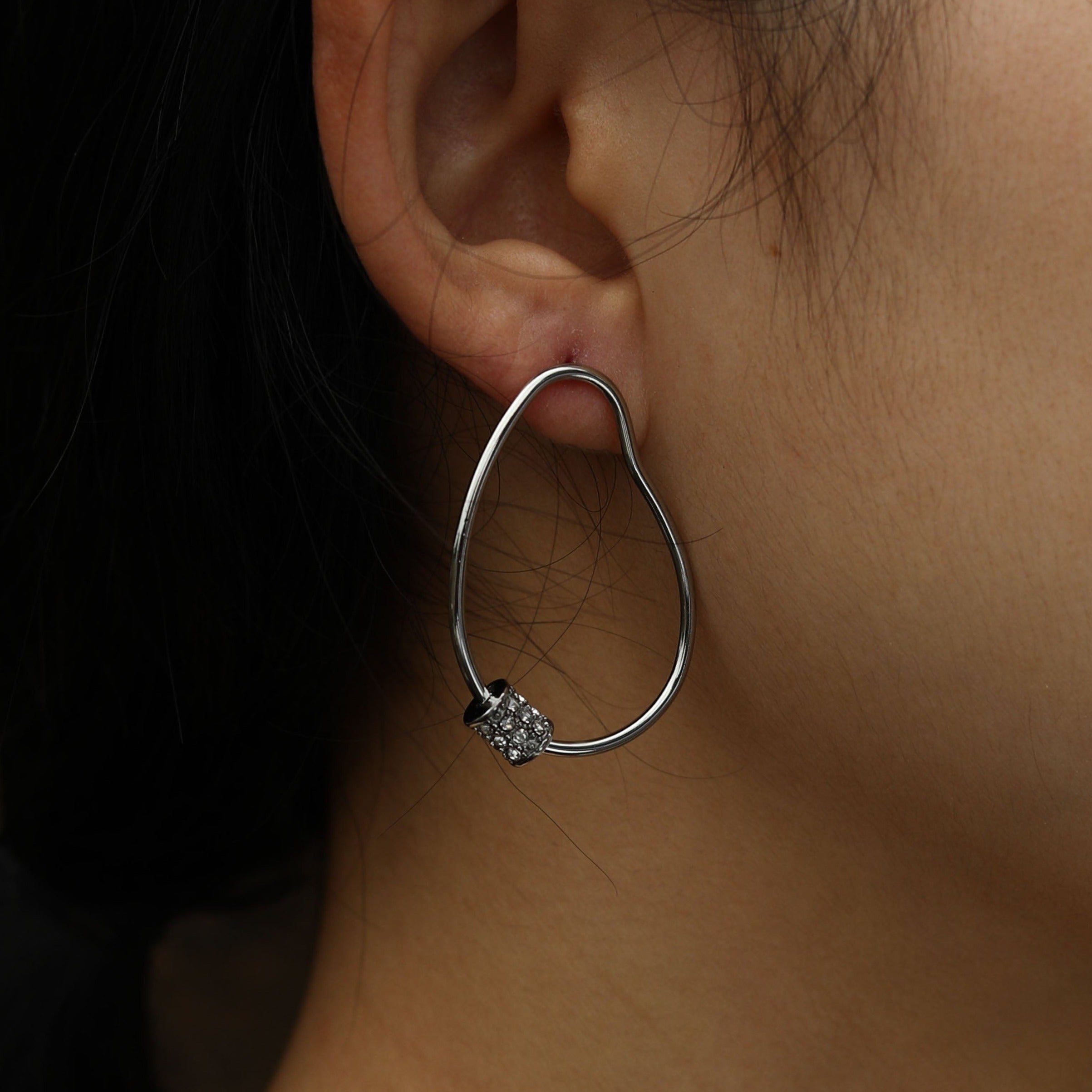 Boucles d'oreilles créoles en argent SIMAN ornées de zirconiums pavés de forme irrégulière.